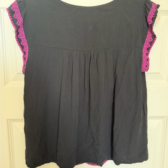 Savanna Jane Black boho peasant Top with Pink Embroidery flutter sleeve size med - Picture 3 of 5